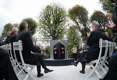 Am 24. Oktober 2014 hielt Kanzleramtsminister Josef Ostermayer eine Rede anlässlich der Enthüllung des Denkmals für die Verfolgten der NS-Militärjustiz am Wiener Ballhausplatz. Im Bild Richard Wadani.