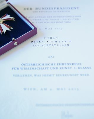 Am 27. November 2014 überreichte Kunst- und Kulturminister Josef Ostermayer das Österreichische Ehrenkreuz für Wissenschaft und Kunst I. Klasse an den Schriftsteller Peter Henisch.
