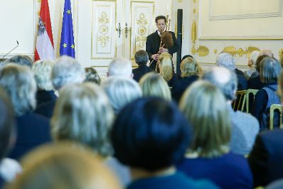 Am 27. November 2014 überreichte Kunst- und Kulturminister Josef Ostermayer das Österreichische Ehrenkreuz für Wissenschaft und Kunst I. Klasse an den Schriftsteller Peter Henisch.
