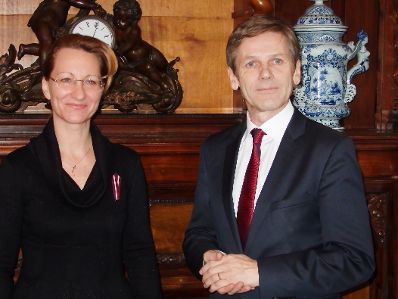 Kunst- und Kulturminister Josef Ostermayer beim Europäischen Filmpreis in Riga am 13. Dezember 2014. Im Bild mit der Lettischen Kulturministerin Dace Melbarde.