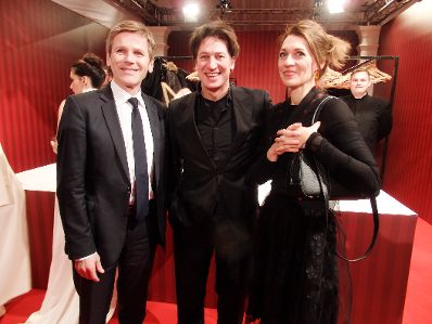 Kunst- und Kulturminister Josef Ostermayer (l.) beim Europäischen Filmpreis in Riga am 13. Dezember 2014. Im Bild mit Tobias Moretti und Ehefrau Julia Moretti.