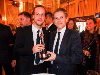 Kunst- und Kulturminister Josef Ostermayer (r.) beim Europäischen Filmpreis in Riga am 13. Dezember 2014. Im Bild mit Preisträger Mark Bauder (l.).