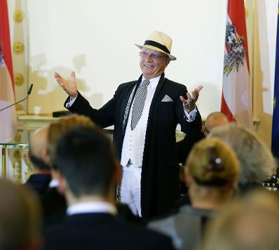 Am 3. November 2015 überreichte Kunst- und Kulturminister Josef Ostermayer das Goldene Ehrenzeichen für Verdienste um die Republik Österreich an Andy Lee Lang. Im Bild Louie Austen.