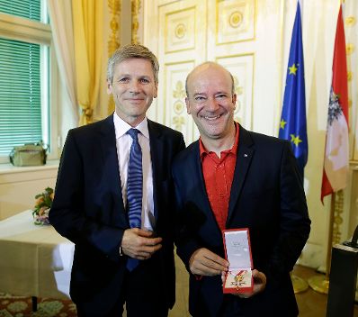 Am 3. November 2015 überreichte Kunst- und Kulturminister Josef Ostermayer (l.) das Goldene Ehrenzeichen für Verdienste um die Republik Österreich an Andy Lee Lang (r.).