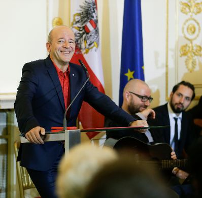 Am 3. November 2015 überreichte Kunst- und Kulturminister Josef Ostermayer das Goldene Ehrenzeichen für Verdienste um die Republik Österreich an Andy Lee Lang (im Bild).
