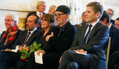 Am 17. November 2015 überreichte Kunst- und Kulturminister Josef Ostermayer das Goldene Ehrenzeichen für Verdienste um die Republik Österreich an Gero Schwanberg.
