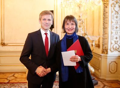 Am 4. Dezember 2015 überreichte Kunst- und Kulturminister Josef Ostermayer (l.) den Manès-Sperber-Preis 2015 an die Schweizer Autorin Ilma Rakusa (r.).