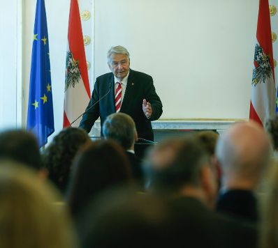 Am 10. Februar 2016 überreichte Kunst- und Kulturminister Josef Ostermayer das Goldenen Ehrenzeichen für Verdienste um die Republik Österreich an Gerhard Kastelic (im Bild).