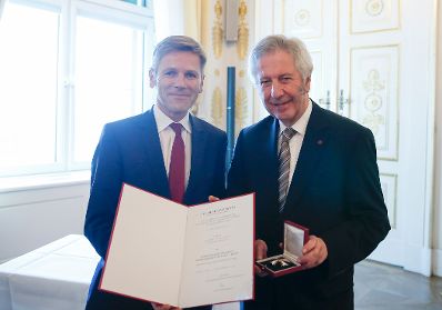 Am 19. Jänner 2016 überreichte Kunst- und Kulturminister Josef Ostermayer (l.) das österreichische Ehrenkreuz für Wissenschaft und Kunst I. Klasse an Alfred Komarek (r.).