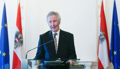 Am 19. Jänner 2016 überreichte Kunst- und Kulturminister Josef Ostermayer das österreichische Ehrenkreuz für Wissenschaft und Kunst I. Klasse an Alfred Komarek (im Bild).