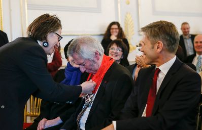 Am 19. Jänner 2016 überreichte Kunst- und Kulturminister Josef Ostermayer (r.) das österreichische Ehrenkreuz für Wissenschaft und Kunst I. Klasse an Alfred Komarek (m.).