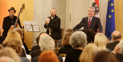 Am 27. Jänner 2016 fand die Überreichung des Österreichischen Kunstpreises 2015 durch Bundespräsident Heinz Fischer (r.) und Kunst- und Kulturminister Josef Ostermayer in der Präsidentschaftskanzlei statt.