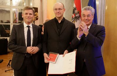 Am 27. Jänner 2016 fand die Überreichung des Österreichischen Kunstpreises 2015 durch Bundespräsident Heinz Fischer (r.) und Kunst- und Kulturminister Josef Ostermayer (l.) in der Präsidentschaftskanzlei statt. Im Bild mit Thomas Larcher (m.).