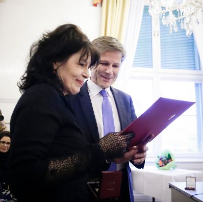 Am 8. März 2016 überreichte Kunst- und Kulturminister Josef Ostermayer (r.) im Bundeskanzleramt den Schriftstellern Monika Helfer (l.) und Michael Köhlmeier, das Österreichische Ehrenkreuz für Wissenschaft und Kunst I. Klasse.