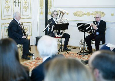 Am 9. März 2016 überreichte Kunst- und Kulturminister Josef Ostermayer das Goldene Ehrenzeichen für Verdienste um die Republik Österreich an Peter Sengl.