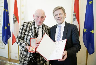 Am 9. März 2016 überreichte Kunst- und Kulturminister Josef Ostermayer (r.) das Goldene Ehrenzeichen für Verdienste um die Republik Österreich an Peter Sengl (l.).