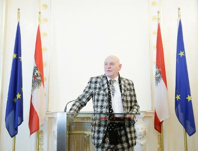 Am 9. März 2016 überreichte Kunst- und Kulturminister Josef Ostermayer das Goldene Ehrenzeichen für Verdienste um die Republik Österreich an Peter Sengl (im Bild).
