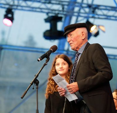 Am 8. Mai 2016 fand das Fest der Freude am Heldenplatz statt. Im Bild der Zeitzeuge Daniel Chanoch (r.) mit seiner Enkelin (l.).