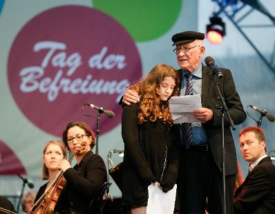 Am 8. Mai 2016 fand das Fest der Freude am Heldenplatz statt. Im Bild der Zeitzeuge Daniel Chanoch (r.) mit seiner Enkelin (l.).