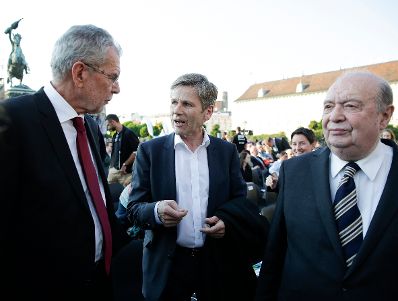 Am 8. Mai 2016 fand das Fest der Freude am Heldenplatz statt. Im Bild Kunst und Kulturminister Josef Ostermayer (m.) mit Rudolf Gelbard (r.) und Alexander Van der Bellen (l.).