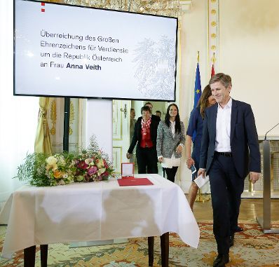 Am 11. Mai 2016 überreichte Kunst- und Kulturminister Josef Ostermayer (im Bild) das Große Ehrenzeichen für Verdienste um die Republik Österreich an die österreichische Skirennläuferin Anna Veith.