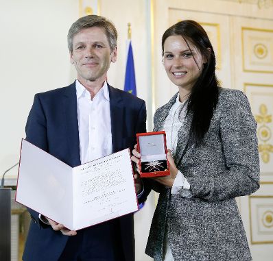 Am 11. Mai 2016 überreichte Kunst- und Kulturminister Josef Ostermayer (l.) das Große Ehrenzeichen für Verdienste um die Republik Österreich an die österreichische Skirennläuferin Anna Veith (r.).
