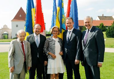 Am 14. Juni 2019 nahm Bundesminister Alexander Schallenberg (2.v.l.) am Europaforum Wachau teil. Im Bild mit Landeshauptfrau Johanna Mikl-Leitner (3.v.l.), Martin Eichtinger (5.v.l.) und Paul Lendvai (l.).