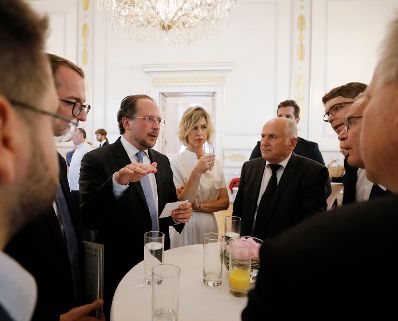 Am 15. Juni 2019 empfing Bundesminister Alexander Schallenberg (3.v.l.) den Volksgruppenbeirat im Bundeskanzleramt
