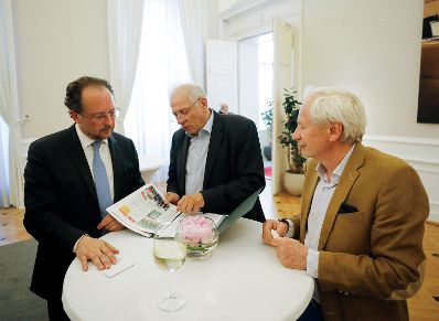 Am 15. Juni 2019 empfing Bundesminister Alexander Schallenberg (l.) den Volksgruppenbeirat im Bundeskanzleramt