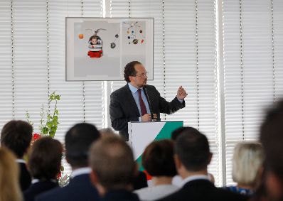 Am 22. Juni 2018 nahm Bundesminister Alexander Schallenberg (im Bild) an der Vorstellung der Ringturmverhüllung teil.