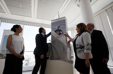 Am 22. Juni 2018 nahm Bundesminister Alexander Schallenberg (2.v.l.) an der Vorstellung der Ringturmverhüllung teil.