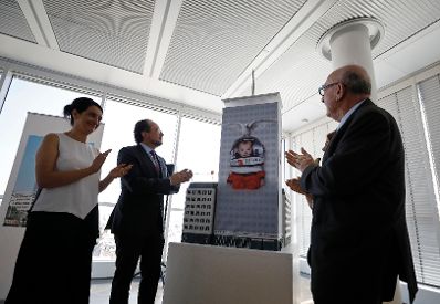 Am 22. Juni 2018 nahm Bundesminister Alexander Schallenberg (2.v.l.) an der Vorstellung der Ringturmverhüllung teil.
