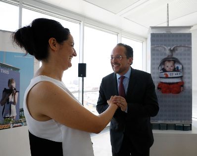 Am 22. Juni 2018 nahm Bundesminister Alexander Schallenberg (r.) an der Vorstellung der Ringturmverhüllung teil. Im Bild mit Daniela Kostova (l.).