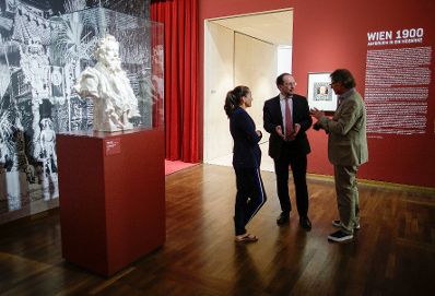 Am 16. Juli 2019 besuchte Bundesminister Alexander Schallenberg (m.) das Leopold Museum. Im Bild mit dem Direktor Hans Peter Wipplinger (r.).