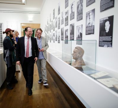 Am 16. Juli 2019 besuchte Bundesminister Alexander Schallenberg (l.) das Leopold Museum. Im Bild mit dem Direktor Hans Peter Wipplinger (r.).