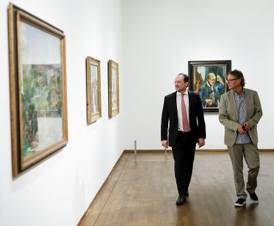 Am 16. Juli 2019 besuchte Bundesminister Alexander Schallenberg (l.) das Leopold Museum. Im Bild mit dem Direktor Hans Peter Wipplinger (r.).