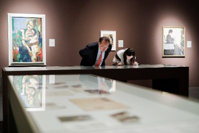 Am 22. August 2019 besuchte Bundeskanzler Brigitte Bierlein gemeinsam mit Bundesminister Alexander Schallenberg (l.) die Ausstellung „Faistauer, Schiele, Harta & Co. Malerei verbindet“ im Salzburg Museum.