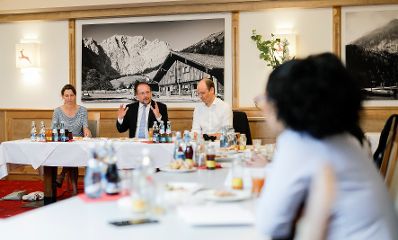 Am 26. August 2019 nahm Bundesminister Alexander Schallenberg (.2.v.l.) am Forum Alpbach teil. Im Bild mit ADA-Stipendiaten.