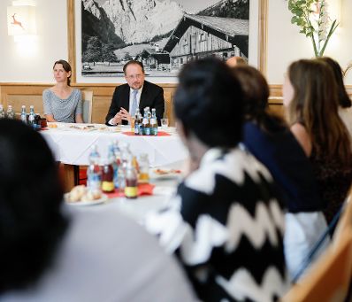 Am 26. August 2019 nahm Bundesminister Alexander Schallenberg (.2.v.l.) am Forum Alpbach teil. Im Bild mit ADA-Stipendiaten.