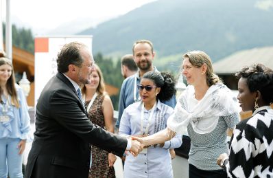 Am 26. August 2019 nahm Bundesminister Alexander Schallenberg (.l.) am Forum Alpbach teil. Im Bild mit ADA-Stipendiaten.