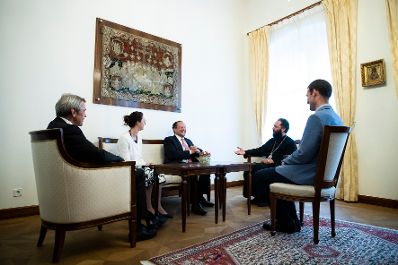 Am 2. September 2019 besuchte Bundesminister Alexander Schallenberg (m.) den Metropolit Arsenios Kardamakis (m.r.).