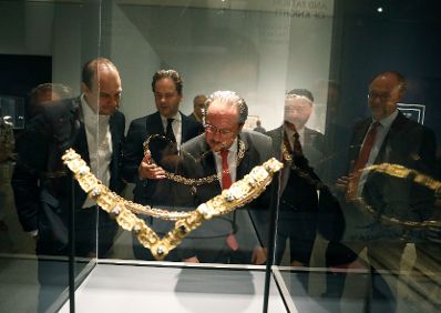 Am 2. Oktober 2019 besuchte Bundesminister Alexander Schallenberg (m.) New York. Im Bild bei der Eröffnung der Ausstellung „The Last Knight“ im Metropolitan Museum of Art.