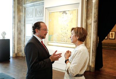 Am 2. Oktober 2019 besuchte Bundesminister Alexander Schallenberg (l.) New York. Im Bild bei dem Besuch der Ausstellung „Austrian Masterworks“ im "Neue Galerie New York" mit Renée Price (r.) Leiterin "Neue Galerie New York".
