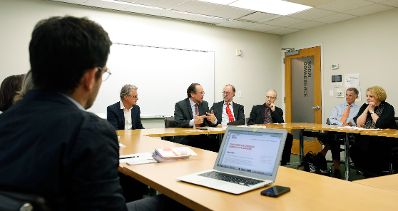 Am 3. Oktober 2019 besuchte Bundesminister Alexander Schallenberg (r.) New York. Im Bild bei dem Besuch "The New School" im Austausch mit "Innovation Labs".