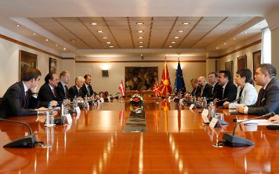 Am 7. Oktober 2019 besuchte Bundesminister Alexander Schallenberg (2.v.l.) Skopje. Im Bild bei dem Arbeitsgespräch mit Zoran Zaev, Ministerpräsident Nordmazedoniens (3.v.r.).