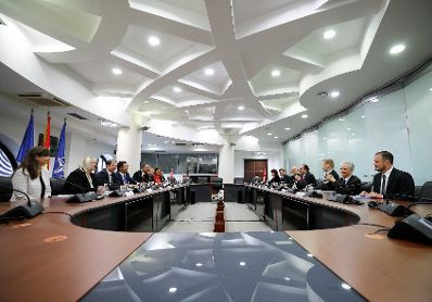 Am 7. Oktober 2019 besuchte Bundesminister Alexander Schallenberg (4.v.r.) Skopje. Im Bild bei dem Arbeitsgespräch mit Nikola Dimitrov, Außenminister Nordmazedoniens (4.v.l.).