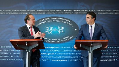 Am 7. Oktober 2019 besuchte Bundesminister Alexander Schallenberg (l.) Skopje. Im Bild bei dem Arbeitsgespräch mit Nikola Dimitrov, Außenminister Nordmazedoniens (r.).