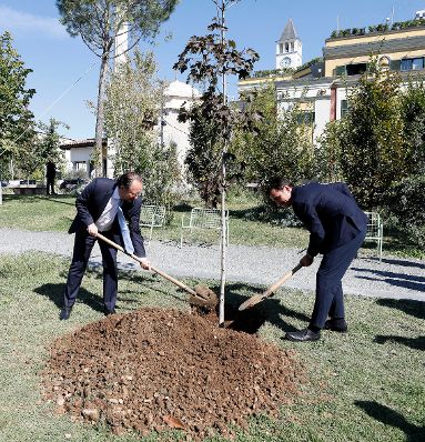 Am 8. Oktober 2019 reiste Bundesminister Alexander Schallenberg (l.) nach Albanien.Im Bild mit dem Bürgermeister von Tirana, Erion Velijaj (r.) bei einer Baumpflanzung.