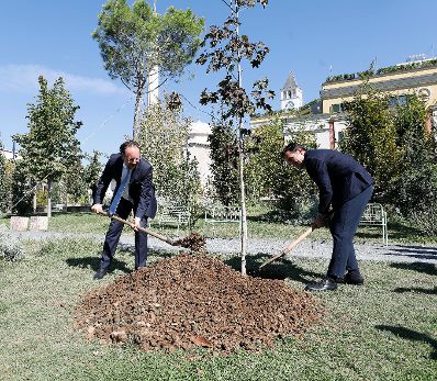 Am 8. Oktober 2019 reiste Bundesminister Alexander Schallenberg (l.) nach Albanien.Im Bild mit dem Bürgermeister von Tirana, Erion Velijaj (r.) bei einer Baumpflanzung.