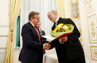 Am 10. Oktober 2019 überreichte Bundesminister Alexander Schallenberg den Großen Österreichischen Staatspreis an Thomas Larcher (r.). Im Bild mit Günther Platter (l.).